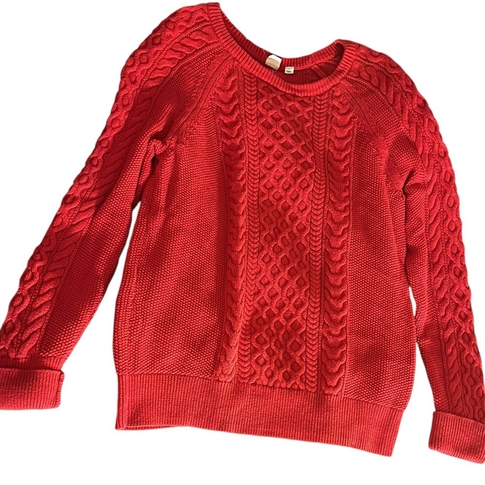 Red cable knit sweater with long sleeves and crew neck #cableknit